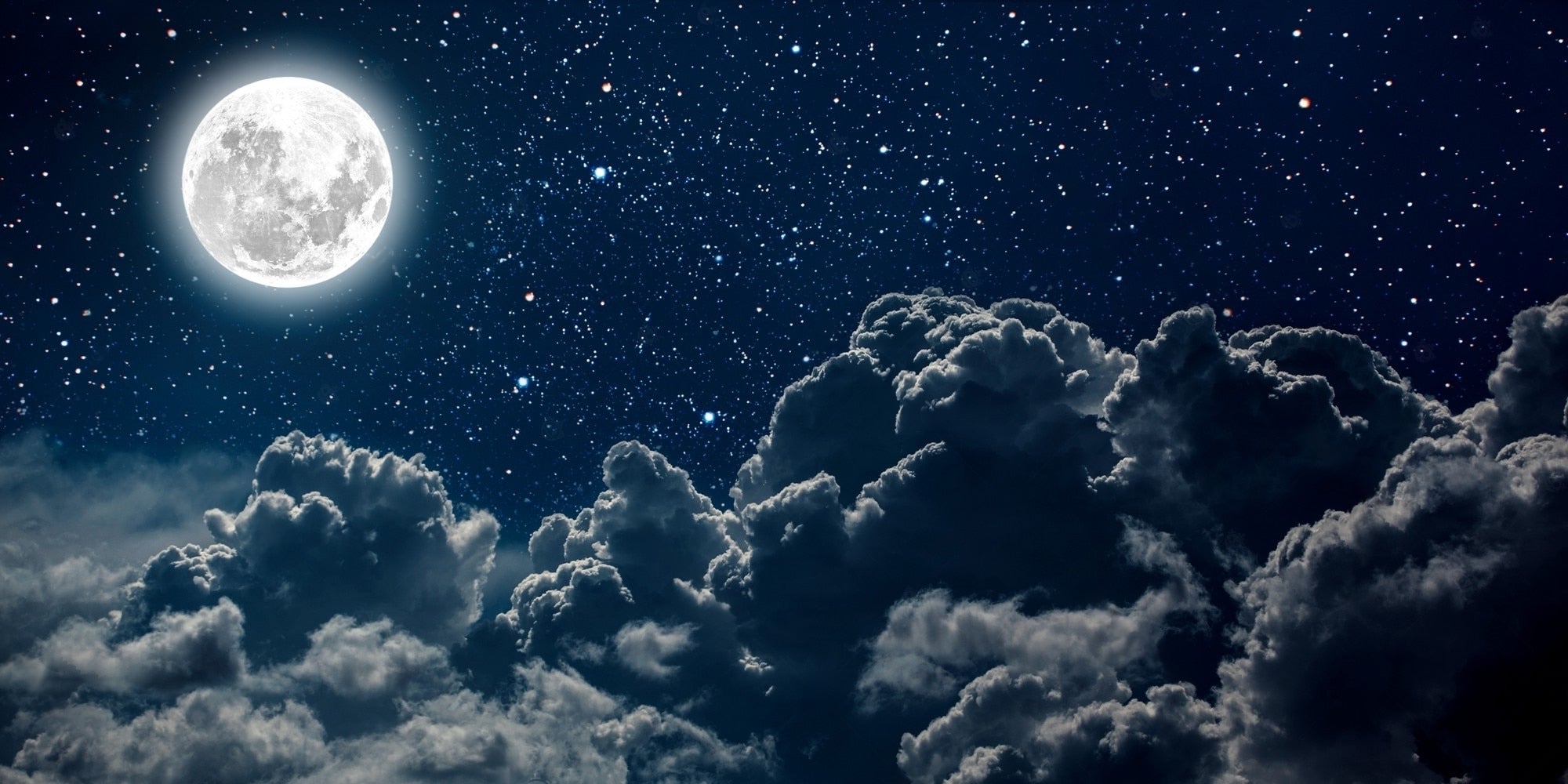 ciel très étoilé la nuit avec une grande lune pleine illuminant le ciel et un nuage avec les reflets de la lune