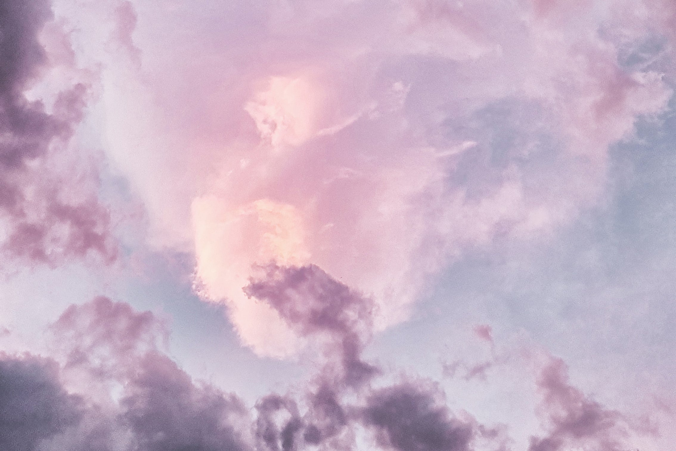 ciel nuageux bleu et mauve avec des reflets ensoleillés